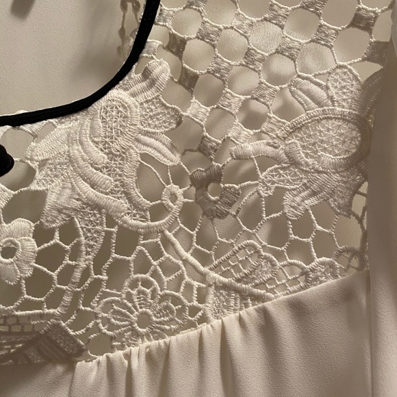 Blouse with lace accent - Picture 2 of 2